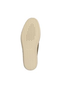 Die Schuhsohle weist eine wellige Textur, eine hellbeige Farbe und perforierte Details mit "GEOX"-Markierung in der Nähe der Ferse auf. Gummi-Material.