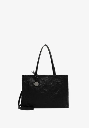 Juoda rankinė su susiraukšlėjusia tekstūra, dviem rankenomis, nuimamu peties dirželiu ir prisegama apvalia metaline etiketė.