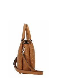 Sac à main matelassé beige avec une forme structurée, de courtes poignées et une bandoulière amovible. Présente une texture en cuir lisse et des accessoires en métal argenté.