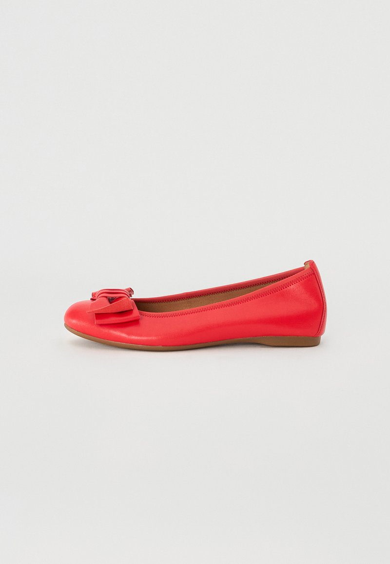Ballerines en cuir rouge avec un bout arrondi, présentant un petit nœud à l'avant et une semelle flexible et profilée.
