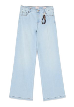 Hellblaue Jeans mit weitem Bein, vorne mit Taschen, Gürtelschlaufen, Knopfverschluss und einem geflochtenen Schlüsselanhänger, der an der rechten Gürtelschlaufe befestigt ist.