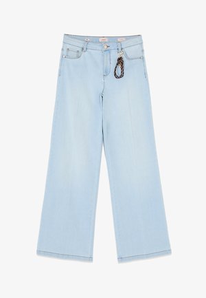 Hellblaue Jeans mit weitem Bein, vorne mit Taschen, Gürtelschlaufen, Knopfverschluss und einem geflochtenen Schlüsselanhänger, der an der rechten Gürtelschlaufe befestigt ist.