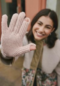 Guanto fingerless ribbed di colore rosa chiaro, realizzato in materiale morbido, con foro per il pollice e punte delle dita scoperte per una facile movimentazione.