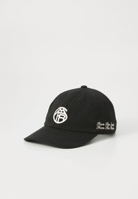 Sort baseball cap lavet af bomuld, med et rundt logo i hvid og broderet tekst på siden. Klassisk fem-panel design med buet skygge.