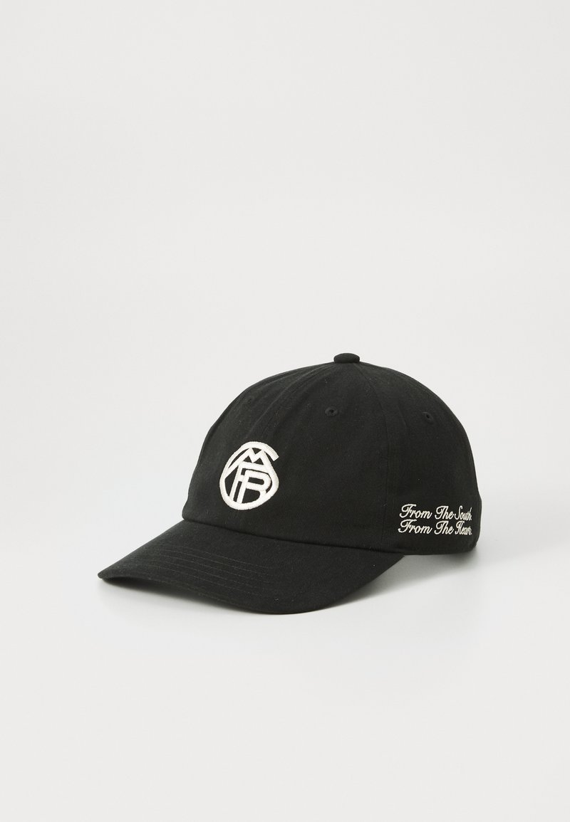 Sort baseball cap lavet af bomuld, med et rundt logo i hvid og broderet tekst på siden. Klassisk fem-panel design med buet skygge.