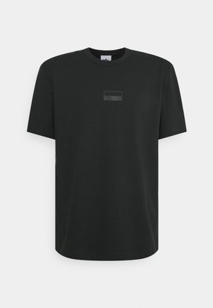 T-shirt noir à manches courtes avec col rond et un petit logo rectangulaire brillant sur la poitrine.