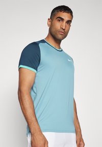 Nike Performance ADVTG - Bluză sport - denim turqoise/armory navy/green frost/white