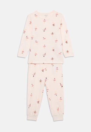 Conjunto de pijama em algodão rosa com mangas longas e cintura elástica. Com padrão de pequenas bailarinas e tutus coloridos. Textura suave.