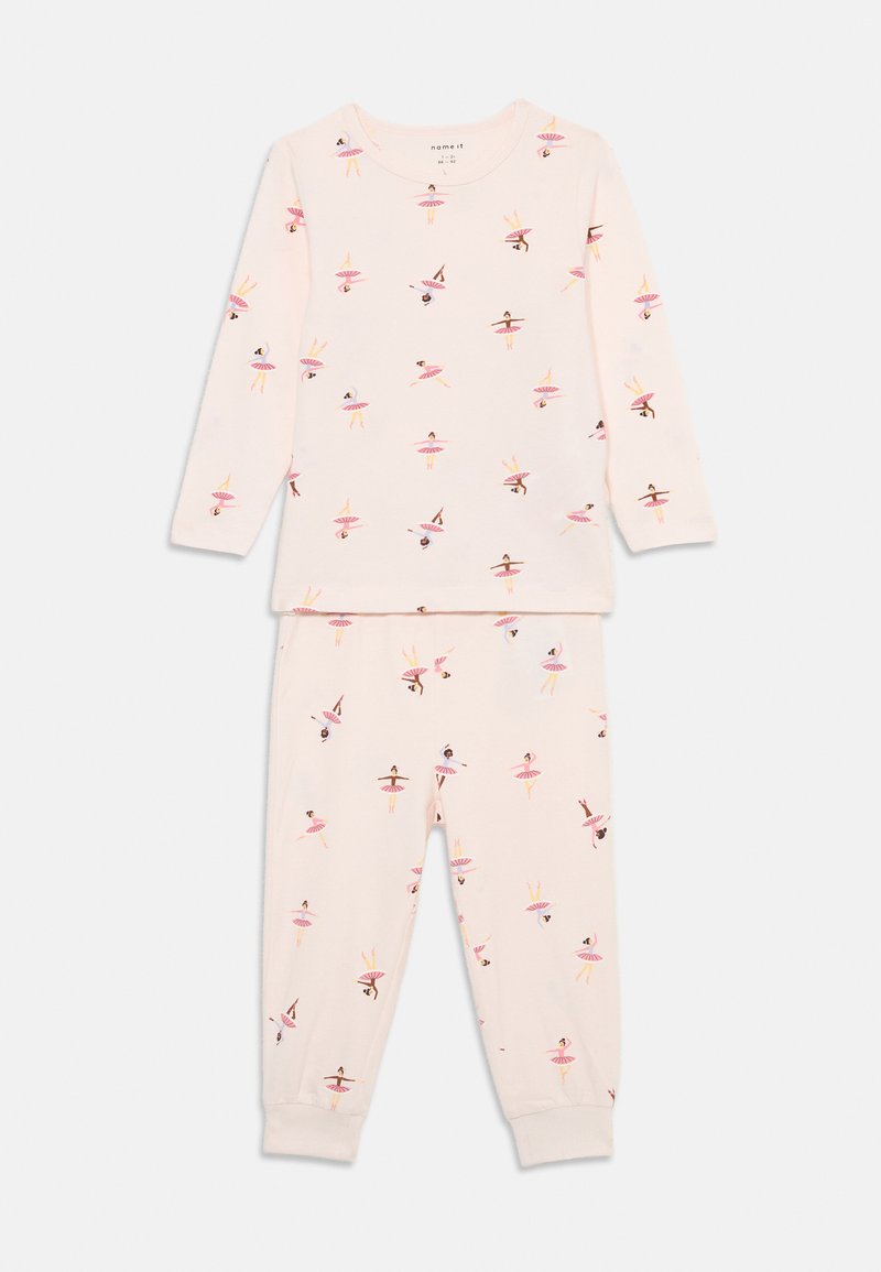 Pijama de algodón rosa que incluye una camiseta de mangas largas y una cinturilla elástica. Decorado con pequeños bailarines de ballet y tutús coloridos. Textura suave.