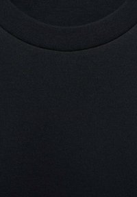 Zwarte katoenen T-shirt stof met een geribbelde ronde halslijn. Een soepele textuur met een consistente, effen kleur. Geen zichtbare patronen of accenten.