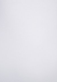 Bijela tkanina s glatkom, ujednačenom teksturom. Tanka i elastična, prikazuje blagi sjaj na svjetlu. Bez uzoraka ili vidljivih detalja.