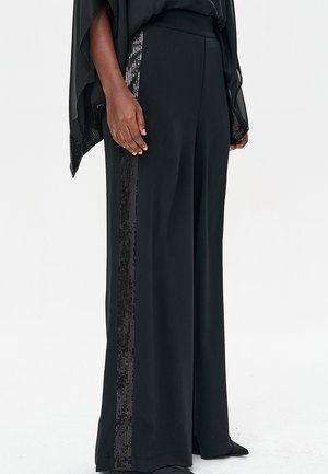 - Spodnie materiałowe