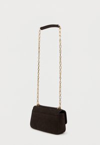 Brązowa zamszowa torba na ramię z złotym łańcuchem i czarnym skórzanym akcentem na górze. Posiada zgrabny prostokątny kształt.