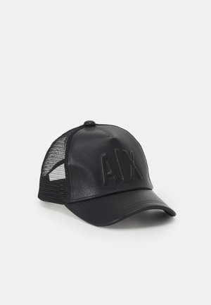 Casquette camionneur en cuir noir et maille avec visière courbée et logo "A|X" embossé sur le panneau avant, présentée sur un fond blanc uni.