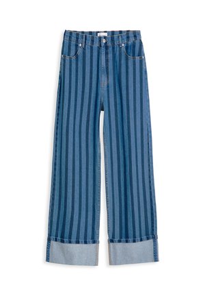 Blaue Jeans aus Denim mit vertikalen dunklen Streifen, umgeschlagenen Säumen, Vorderknopf und Reißverschluss sowie Fünf-Taschen-Design.
