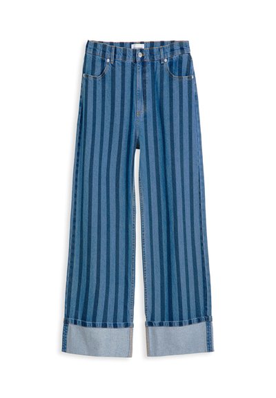 Blaue Jeans aus Denim mit vertikalen dunklen Streifen, umgeschlagenen Säumen, Vorderknopf und Reißverschluss sowie Fünf-Taschen-Design.