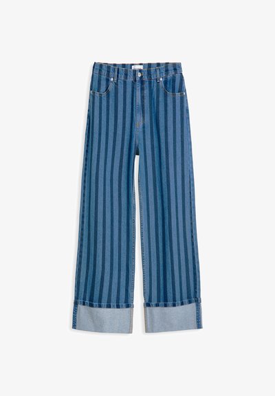 Blaue Jeans aus Denim mit vertikalen dunklen Streifen, umgeschlagenen Säumen, Vorderknopf und Reißverschluss sowie Fünf-Taschen-Design.