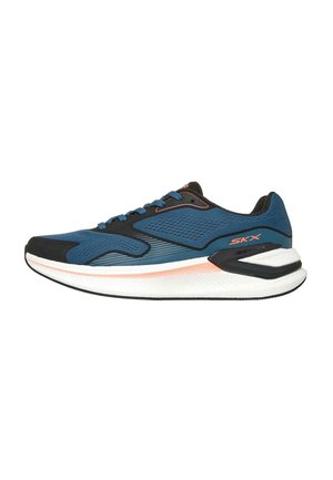 Zapatilla de running azul y negra con suela blanca y naranja, parte superior de malla, cierre de cordones y logo "SKX" en el lateral.