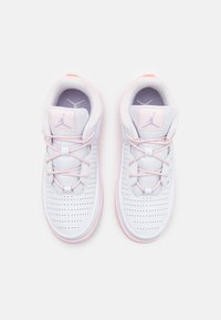 Jordan JORDAN MAX AURA 5 FUND UNISEX - Zapatillas de baloncesto - white/pink wash/violet frost