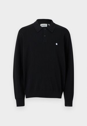 Polo negro de manga larga con dos botones, puños y dobladillo acanalados, y un pequeño logo blanco de Carhartt en el pecho izquierdo.