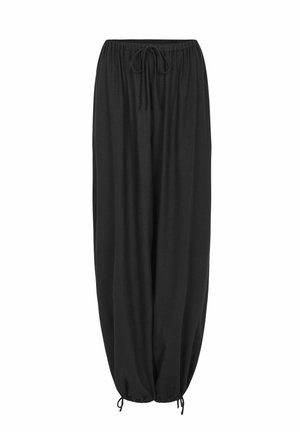 Lõdvad mustad püksid, millel on elastne vöökoht ja nöörid vöökoha ning pahkluude juures, valmistatud kerge kangaga.