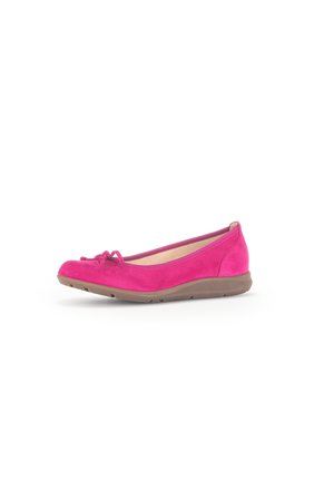 Chaussure plate pour femme en daim rose vif avec un bout arrondi, un détail de nœud et une semelle en caoutchouc marron, vue de profil sur fond blanc.