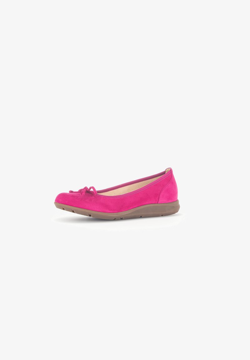 Chaussure plate pour femme en daim rose vif avec un bout arrondi, un détail de nœud et une semelle en caoutchouc marron, vue de profil sur fond blanc.