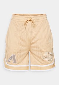 Beige Mesh-Basketball-Shorts mit elastischem Bund, Zugkordel, weißen Akzenten und gestickten Logos auf der Vorderseite und der Seite.