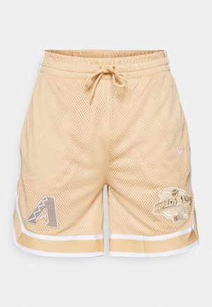 Shorts de basketball en mesh beige avec une taille élastique, un cordon de serrage, des accents blancs et des logos brodés à l'avant et sur le côté.