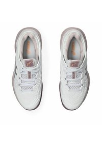 Scarpe da ginnastica bianche con tomaia testurizzata, accenti in leggero mauve a contrasto e chiusura con lacci. Presentano un colletto imbottito e un dettaglio con il logo.