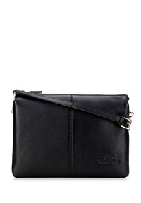 Schwarze Leder-Clutch mit strukturierter Oberfläche, ausgestattet mit Reißverschluss und verstellbarem Schulterriemen. Logo in der unteren Ecke geprägt.