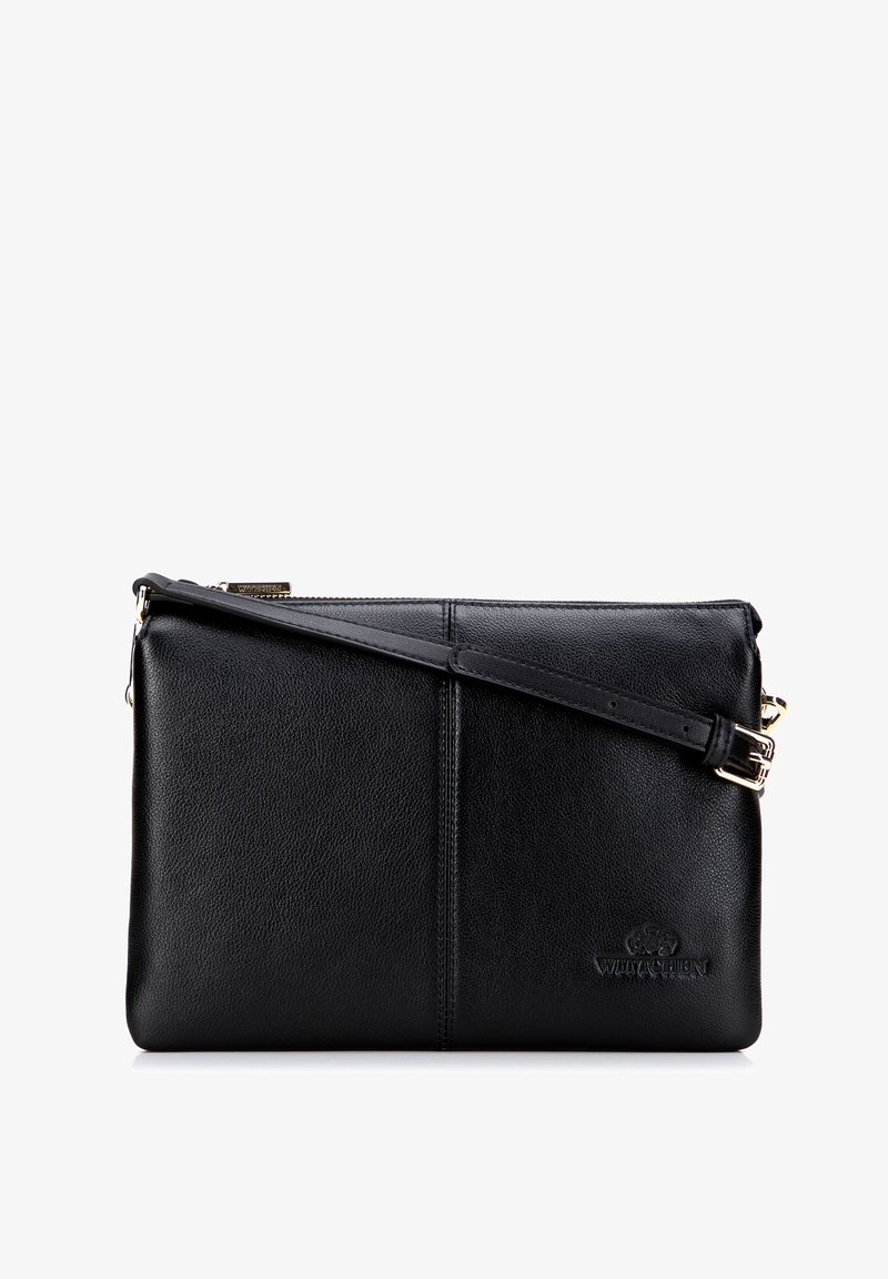 Schwarze Leder-Clutch mit strukturierter Oberfläche, ausgestattet mit Reißverschluss und verstellbarem Schulterriemen. Logo in der unteren Ecke geprägt.