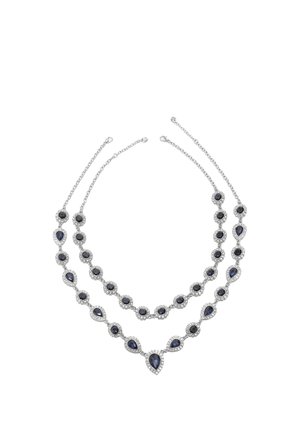 Deux colliers en chaîne d'argent avec des pierres précieuses bleu foncé alternant entre pierres rondes et en forme de goutte, entourées de petites pierres transparentes sur fond blanc.