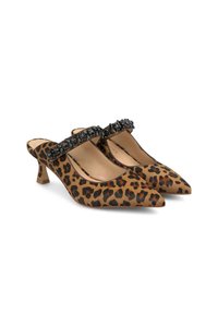 Mules à talon en imprimé léopard avec un bout pointu, dotées d'une sangle ornée de bijoux noirs et d'un talon bloc de hauteur intermédiaire. Texture douce en tissu.