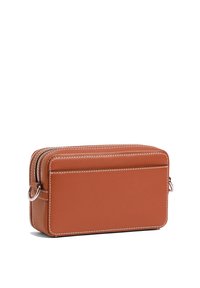 Borsa rettangolare in pelle marrone con chiusura a doppia zip, dettagli in cuciture bianche e un anello laterale. Texture liscia con un design semplice.