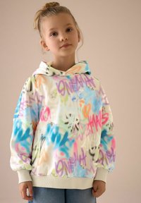 Bluza z kapturem charakteryzuje się kolorowym wzorem graffiti w pastelowych odcieniach i czerni na białym tle, z prążkowanym mankietem i dołem.