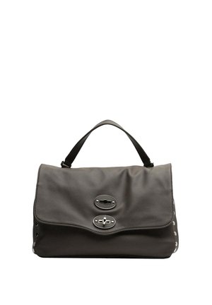 Borsa a mano in pelle nera con manico superiore, chiusura a patta e due fermagli ovali argentati a scatto sul davanti.