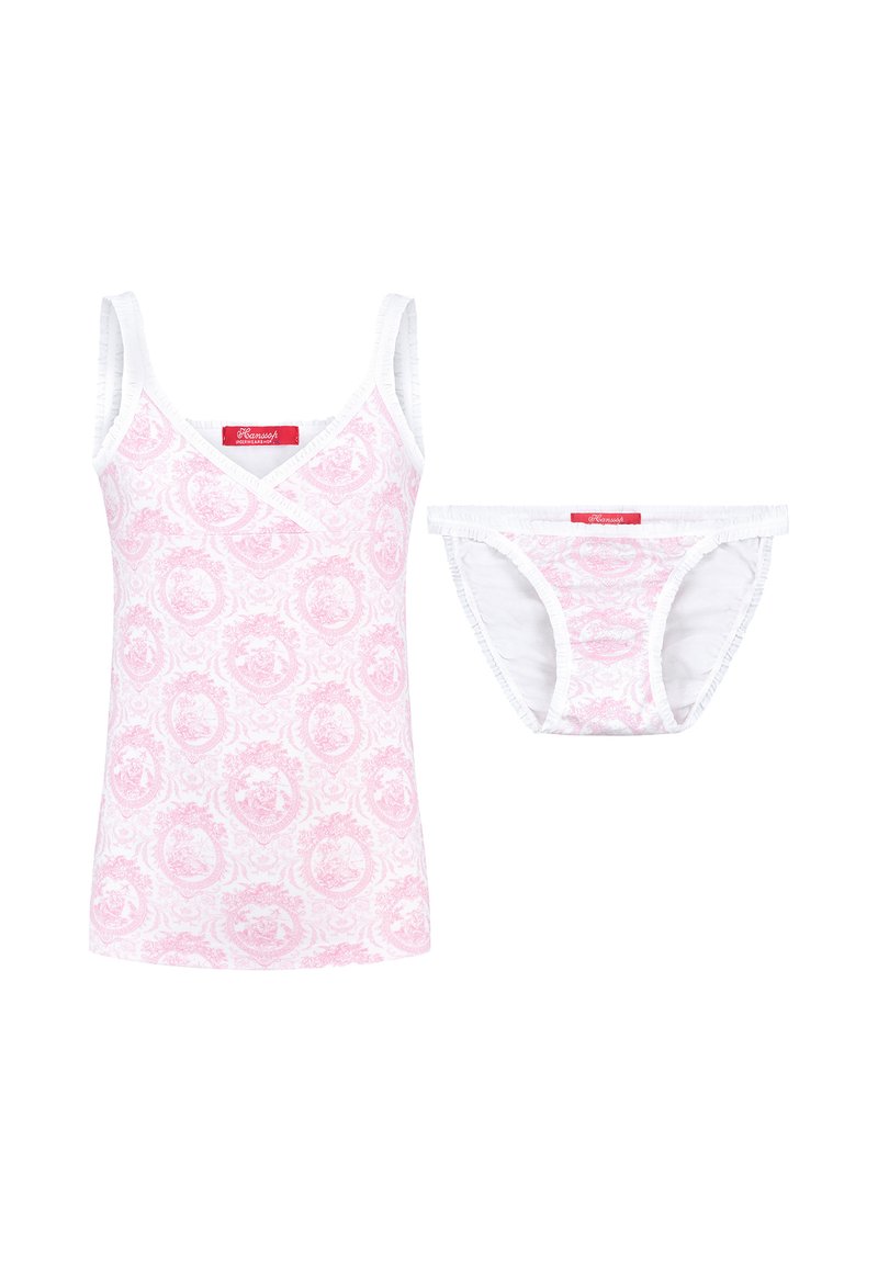 Ein pinkes Camisole und passende Panties haben ein weißes florales Paisleymuster. Beide sind mit weißen Rändern und einem roten Markenlabel versehen.