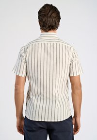 Kurzarmhemd aus leichtem Stoff mit schmalen vertikalen Streifen in Beige und Grau. Abgerundeter Saum und Rückeneinsatz.
