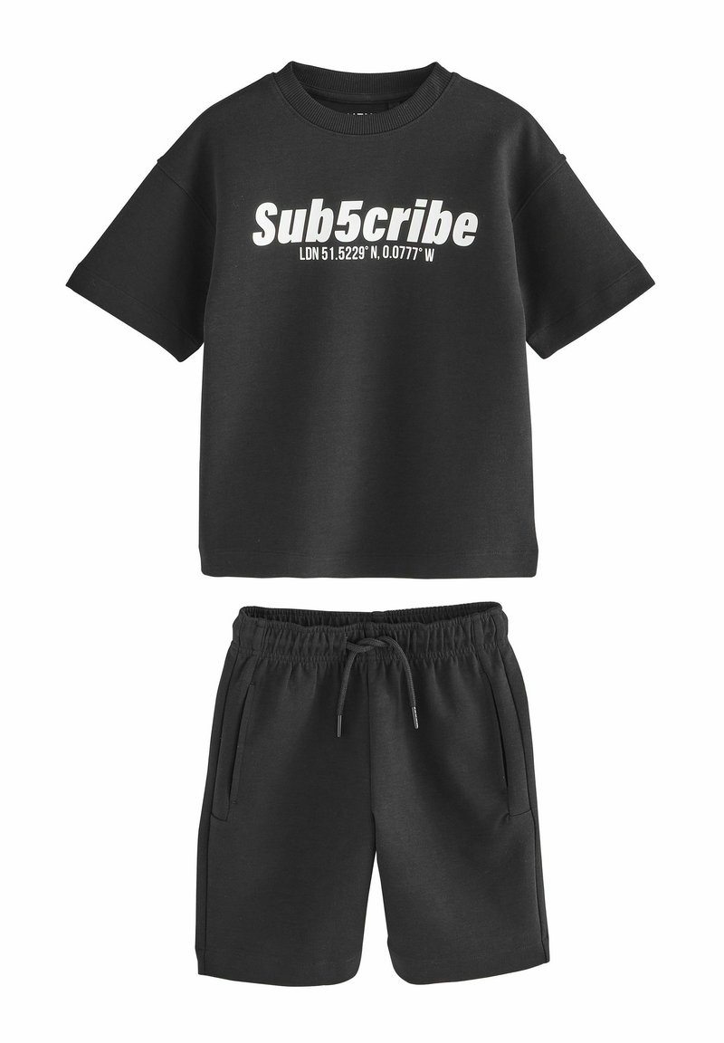 Sort bomuldsblandings t-shirt med korte ærmer og hvid tekst, parret med matchende shorts med elastisk talje og sidelommer.