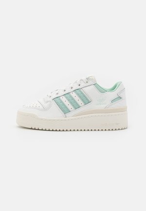 Weiße Ledersneaker mit hellminzfarbenen Akzenten, ausgestattet mit drei seitlichen Streifen, perforierter Zehenbox und einer klobigen cremefarbenen Sohle.