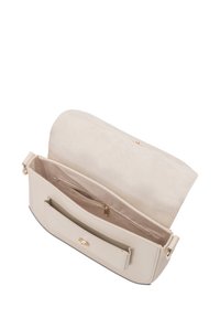 Borsa a tracolla in pelle beige con finitura liscia, patta piegata sopra, tasca interna con zip e dettagli in hardware color oro.