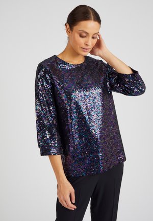 Top noir à paillettes avec des manches trois-quarts, présentant un motif irisé multicolore brillant, un col rond et une coupe décontractée.