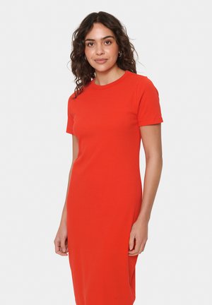 Rotes, figurbetontes T-Shirt-Kleid mit kurzen Ärmeln, rundem Ausschnitt und weichem Rippenmuster, das bis zu den Knien reicht, vor einem schlichten Hintergrund präsentiert.