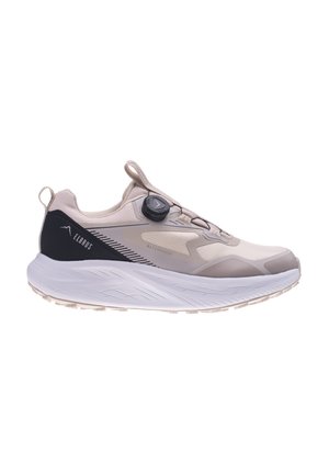 Zapatilla impermeable beige y negra con suela blanca gruesa, lengüetas para tirar y un sistema de cierre con dial en el lateral.