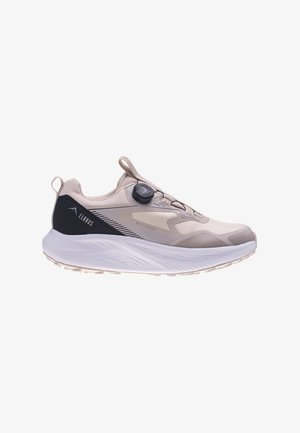 Zapatilla impermeable beige y negra con suela blanca gruesa, lengüetas para tirar y un sistema de cierre con dial en el lateral.