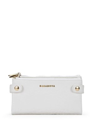 Cartera blanca texturizada con cierre de cremallera, herrajes en tono dorado y una correa lateral con un detalle de botón a presión. Nombre de la marca estampado en la parte frontal.