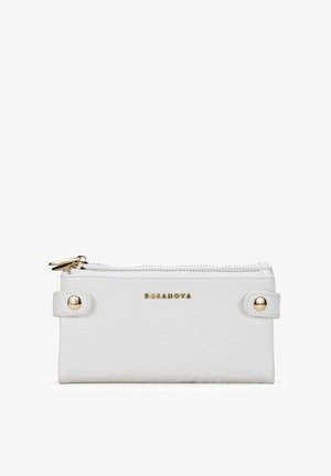 Cartera blanca texturizada con cierre de cremallera, herrajes en tono dorado y una correa lateral con un detalle de botón a presión. Nombre de la marca estampado en la parte frontal.