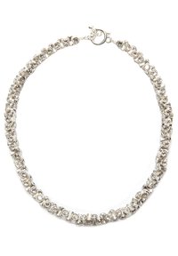 Zilveren halsketting met ronde, verhoogde schakels en heldere strassstenen, voorzien van een veilige sluiting. Gladde textuur met een glanzende afwerking.
