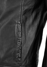 Zwartleren jack met een gladde textuur, gestikte naden en een zijzak. Het ontwerp heeft een strakke pasvorm met een elegante silhouet.